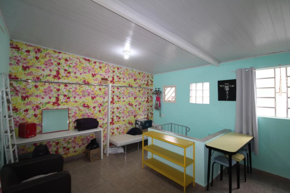 Casa térrea com 02 dormitórios e 02 vagas autos