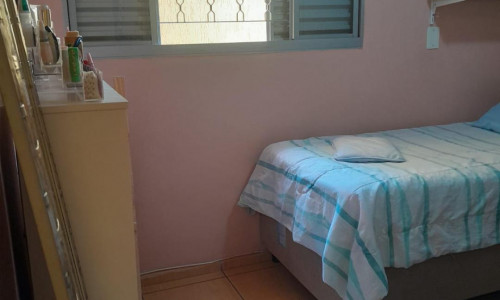 Casa térrea com 02 dormitórios e 02 vagas autos