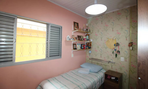 Casa térrea com 02 dormitórios e 02 vagas autos