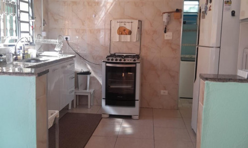 Casa térrea com 02 dormitórios e 02 vagas autos