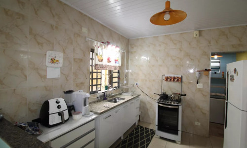 Casa térrea com 02 dormitórios e 02 vagas autos