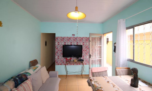 Casa térrea com 02 dormitórios e 02 vagas autos