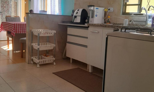 Casa térrea com 02 dormitórios e 02 vagas autos